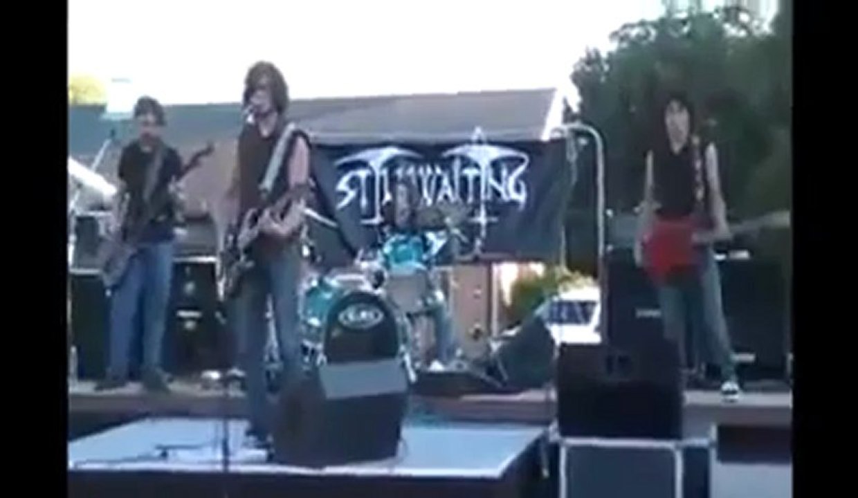 Gitarı çevirmeye çalıştı ancak_2 PeriKizi.Net