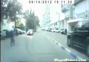 Biker Tries to Jump Car PeriKizi.Net
