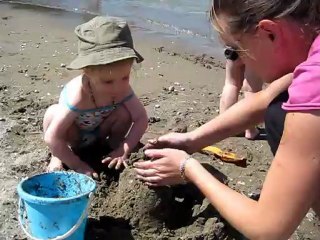 26/07/12 : jeu ds le sable avec sa marraine