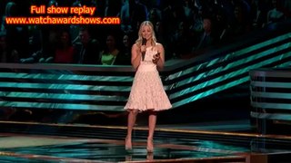 #Kaley Cuoco reads Twitter suggestions at Peoples Choice Awards 2013