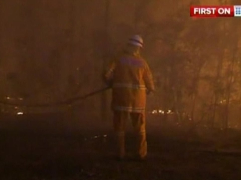 Australian firefighters battle to contain blazes
