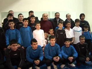 BAŞKAN YILDIRIM’DAN GÜREŞÇİLERE HEDİYE