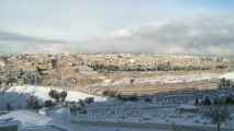 Jerusalém amanhece coberta de branco