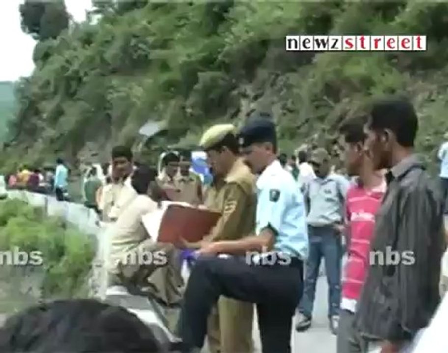 14 people dead as bus falls into gorge in Chamba.mp4