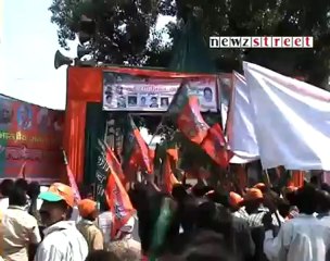 Advani prays, Congress frays in Varanasi.mp4