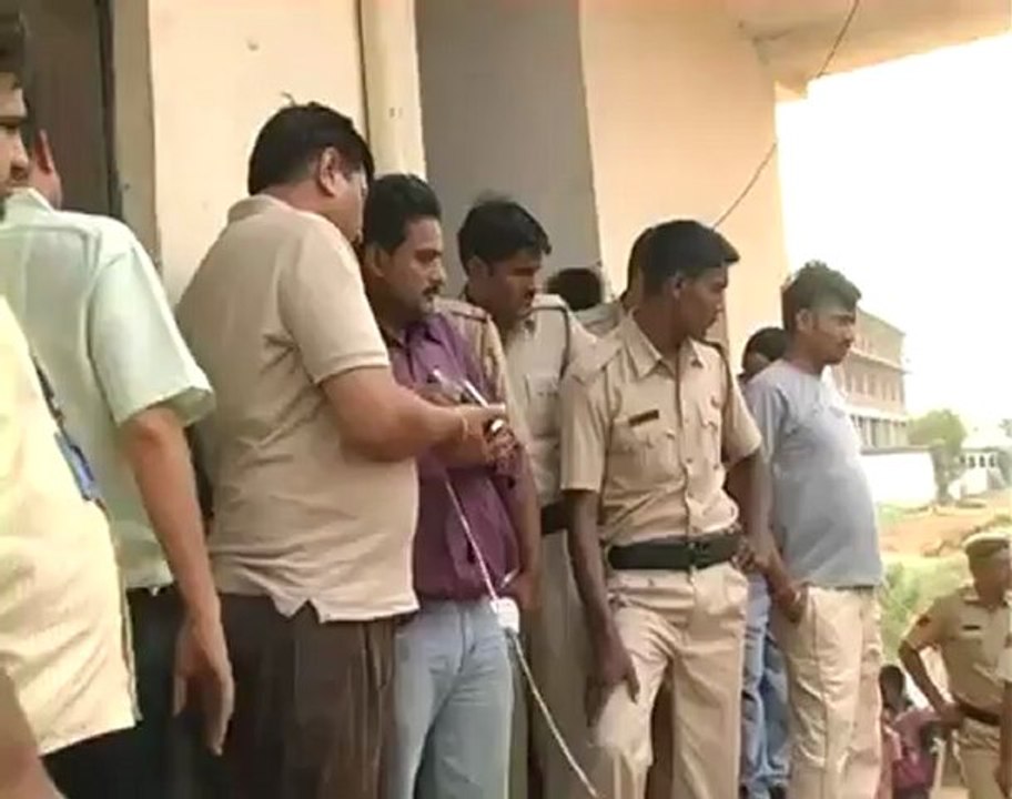 After 36 hours Mahi still trapped.mp4