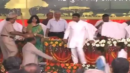 Akhilesh Yadav gifts toy train to Lucknow Zoo.mp4