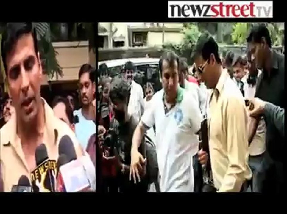 Akki promotes Khatta Meetha.mp4