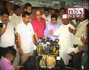 Anna end his vow of silence at Rajghat.mp4