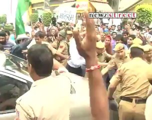 Anna refuses to end fast, spends night at Tihar jail.mp4