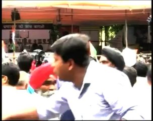 Anupam Kher appeals to Team Anna to end fast.mp4