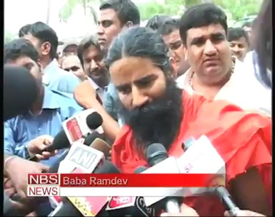Baba Ramdev's convoy attacked by Congress workers.mp4