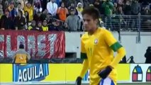 Neymar acerta a cabeça do Chaves em penalti la na lua contra colombia