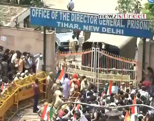 Delhi police bows down in front of Anna, 5 of 6 conditions accepted.mp4