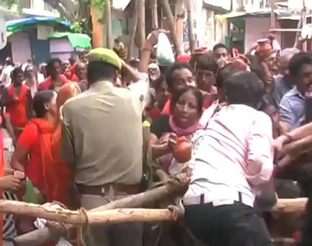 Devotees throng Kashi Vishwanath temple.mp4