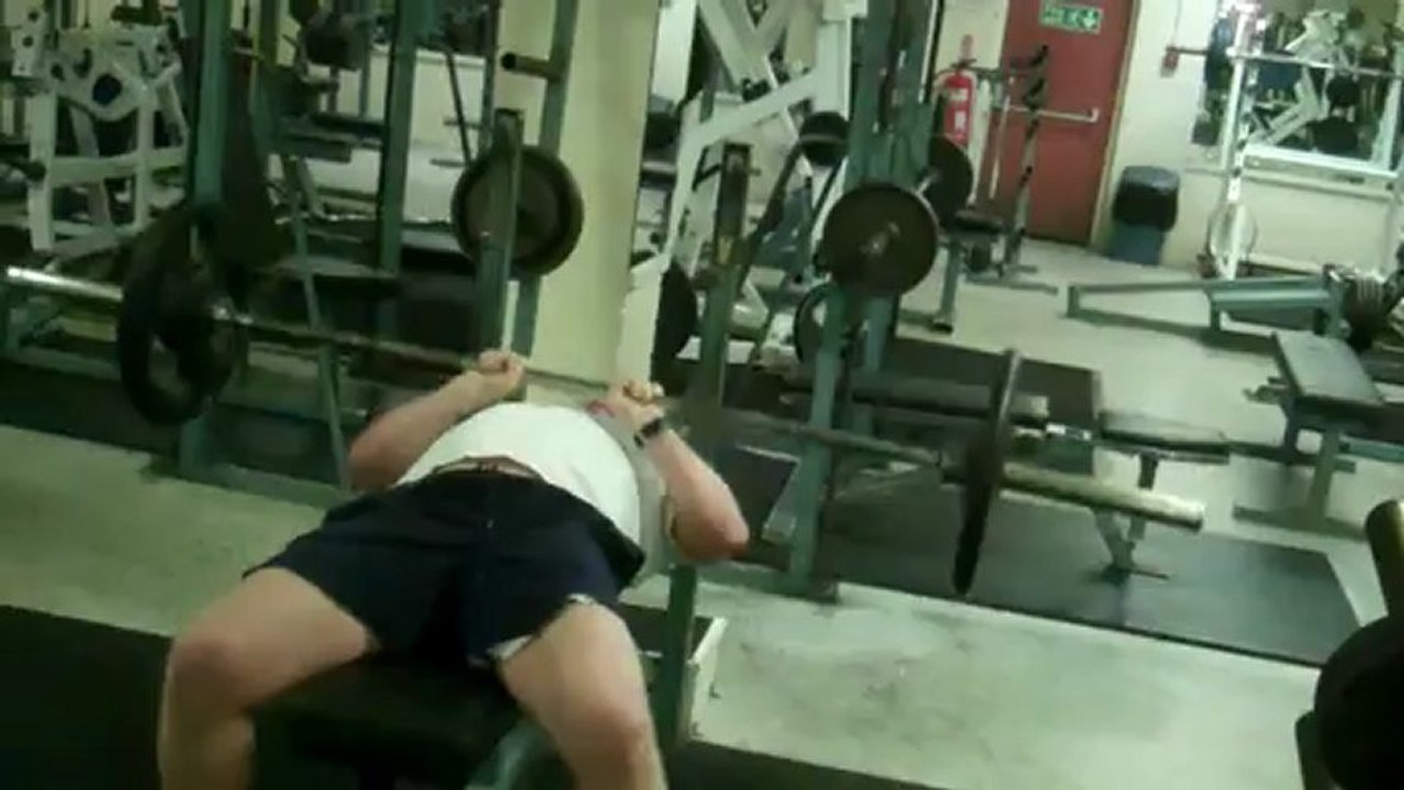 Mikey Thomas doing narrow grip presses in the All Rounder Challenge on Konkura.com