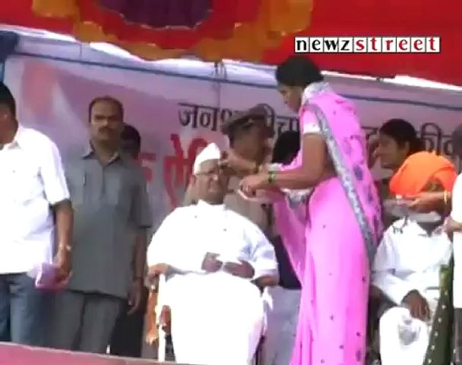 File an FIR if I swindled crores- Kejriwal to Congress.mp4