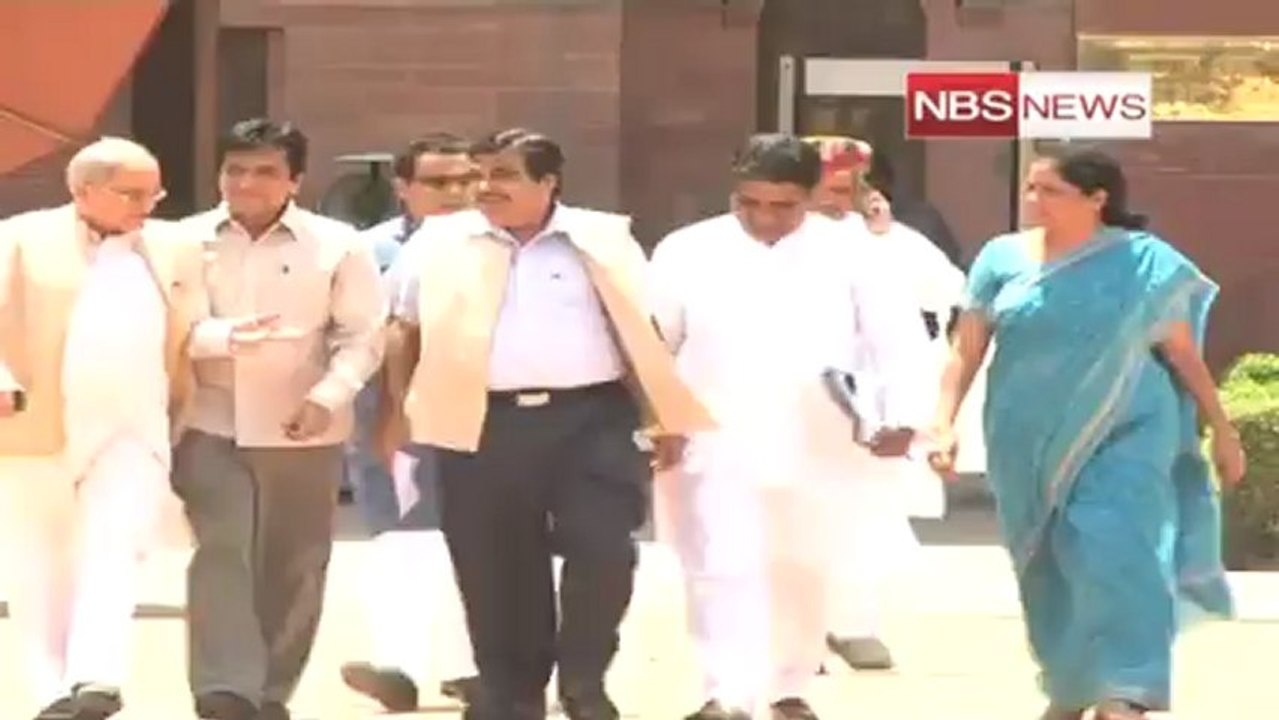 Gadkari and Virbhadra under scanner, Kejriwal takes a dig.mp4