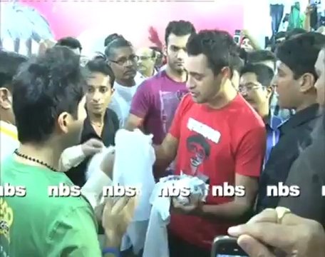 Imran launches Delhi Belly T-shirts.mp4