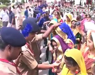 Indian border guards celebrate Rakhi at Wagah.mp4
