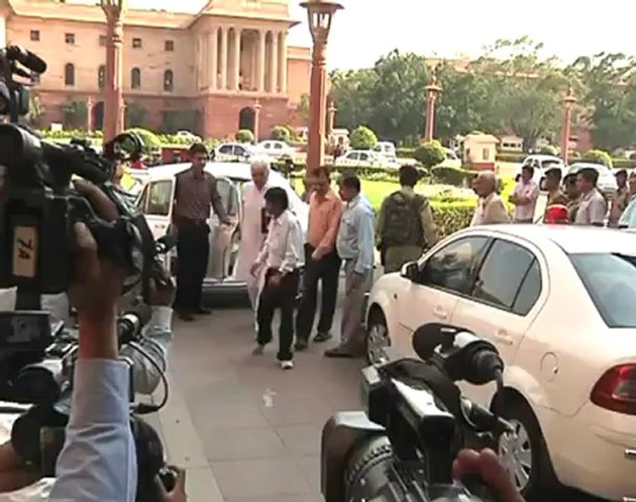 Khurshid takes dig at Rahul, takes u turn later.mp4