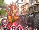 MP, locals pick up brooms to clean up Juhu beach.mp4