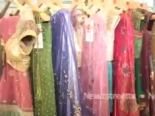 Madhu checks out wedding collection at Gitanjali store..mp4