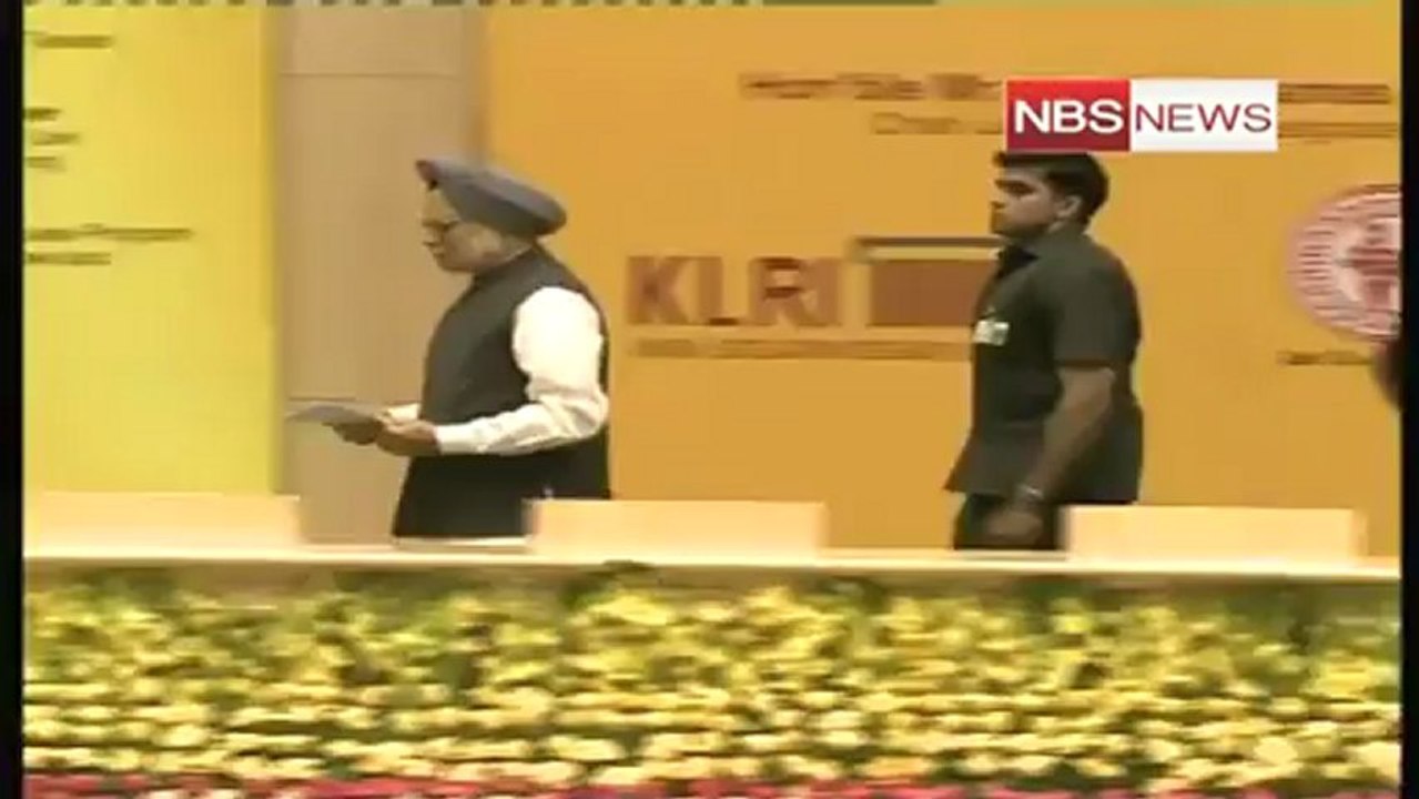 Man strips, raises slogans against PM.mp4