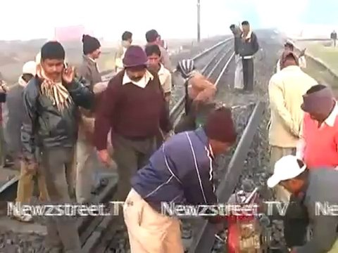 Maoists blow up railway tracks in Jharkhand..mp4
