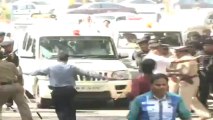Modi visits Thackerays, offers condolences (1).mp4