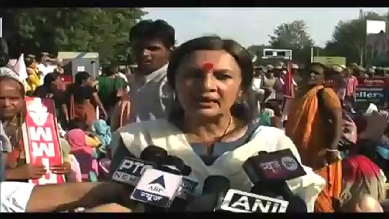 Police baton charge protestors in Rohtak, 5 injured.mp4