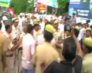 Sonia's visit  Anna supporters, Congress workers clash.mp4