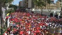 Una multitud expresa su lealtad a Chávez en el día en que no juró