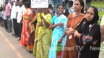 Thosands of parents protesting hike in fee by private schools in Kerela.mp4