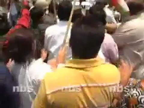 UP land row blows up, Cong leaders arrested.flv.mp4