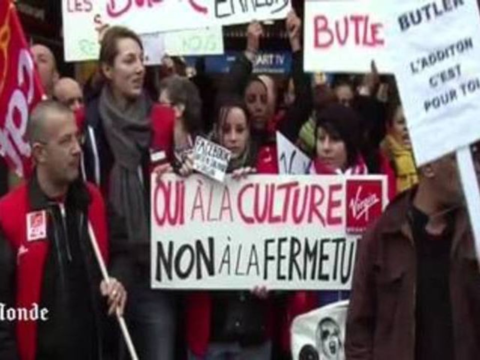 Les salariés de Virgon manifestent devant le Megastore des Champs-Elysées