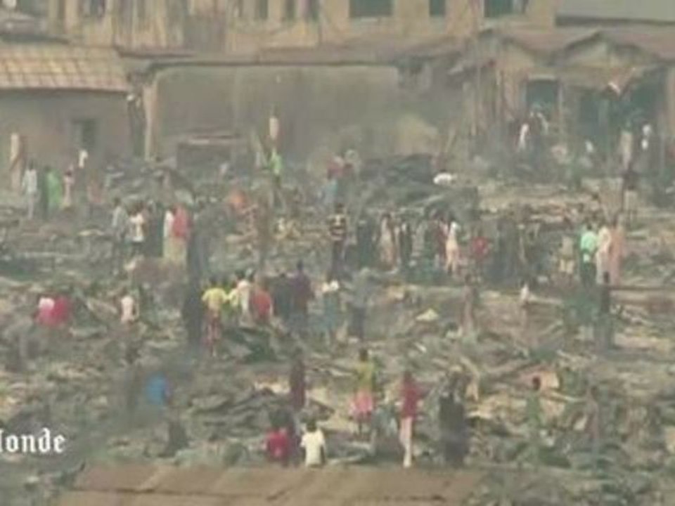 Un bidonville de Lagos en proie aux flammes