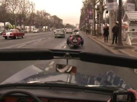 Les voitures anciennes défilent dans Paris
