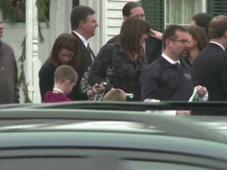 Newtown commence à enterrer les victimes de la tuerie