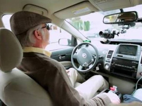 Les voitures conduisant toutes seules bientôt sur les routes