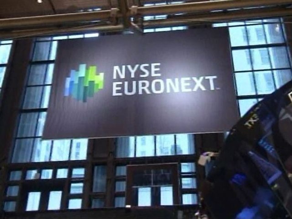 U.S. Stocks Open Flat After Wells Fargo Results