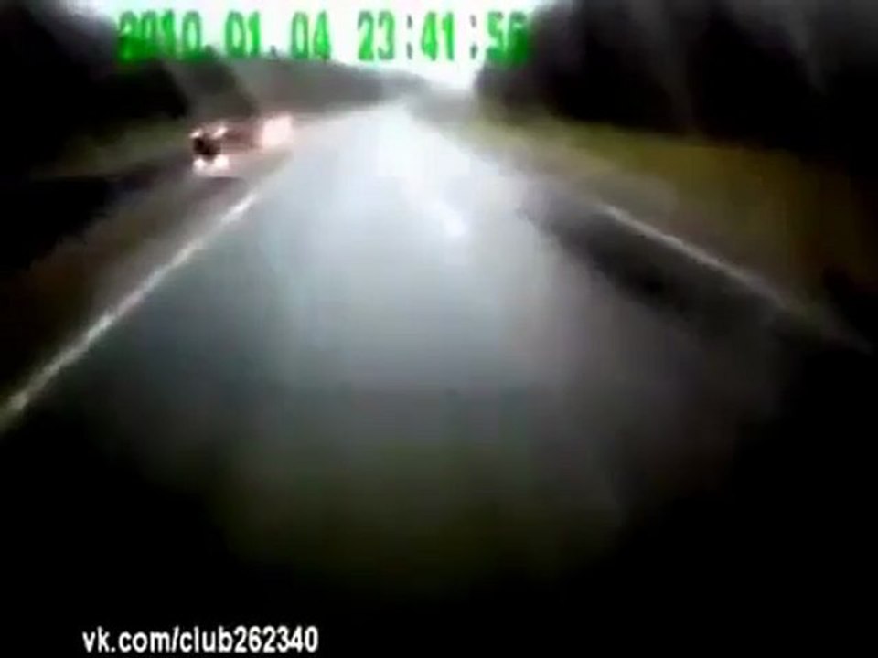 Caminhão capota na frente de carro - PeriKizi.Net
