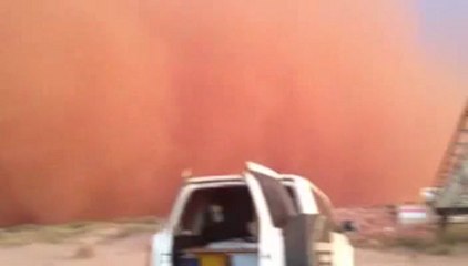 Regardez un gigantesque mur de sable se former avec l'arrivée d'un cyclone