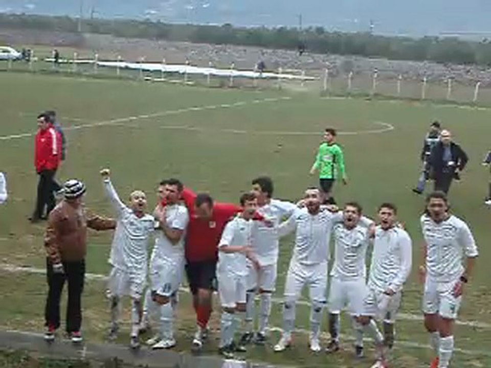 iznikspor'lu futfolcular galibiyeti taraftar ile Kutladı