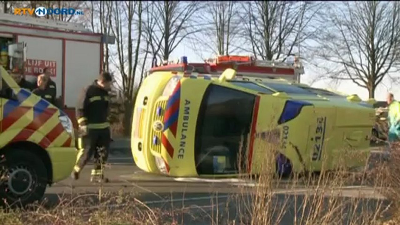 Vier gewonden bij aanrijding tussen ambulance en busje - RTV Noord