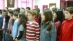 Les enfants interprètent la chanson "Noël des enfants du monde "