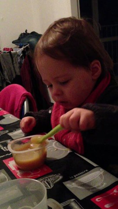 sacha qui mange tout seul