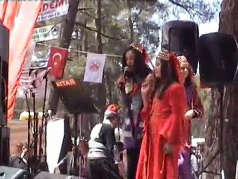 YÖRÜK KIZLARI BAYRAK ŞİİRİNİ OKUYORLAR. ANTALYA YÖRÜK ŞÖLENİ 2011