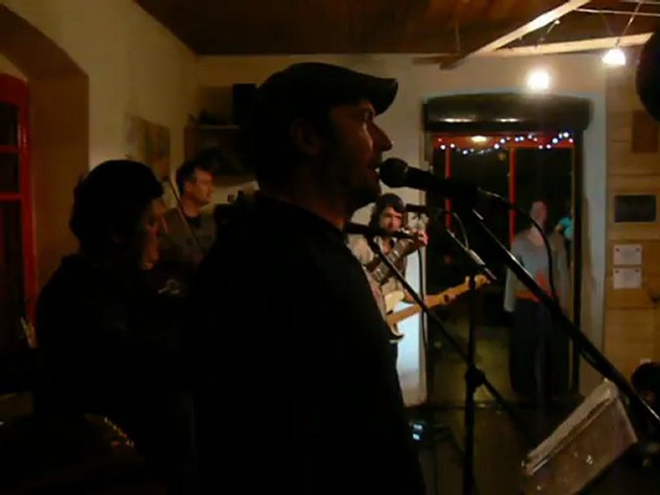 Marée haute au café du lac Servières