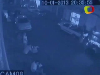 Câmera flagra momento em que mulher é atingida por bala perdida